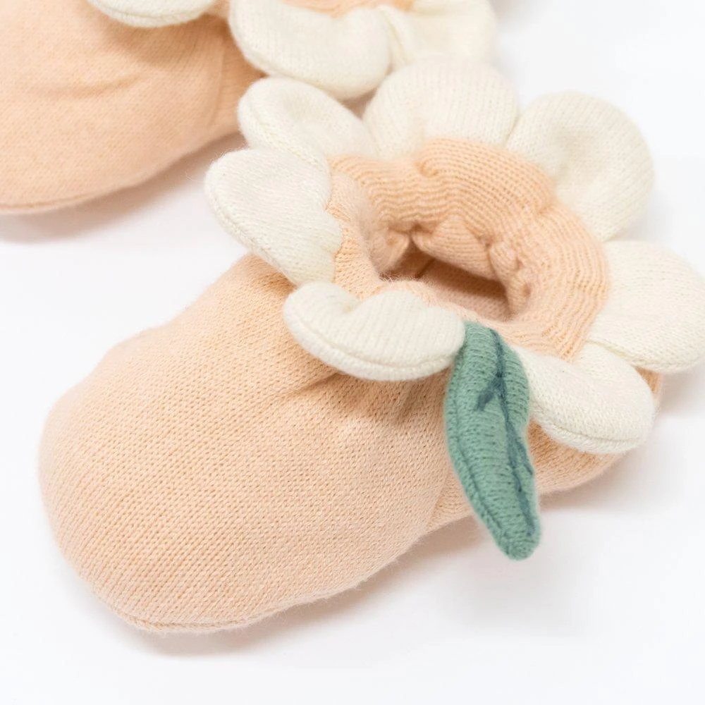 *New* Meri Meri Daisy Baby Booties & Rattle 5 *New* Meri Meri Daisy Baby Booties & Rattle