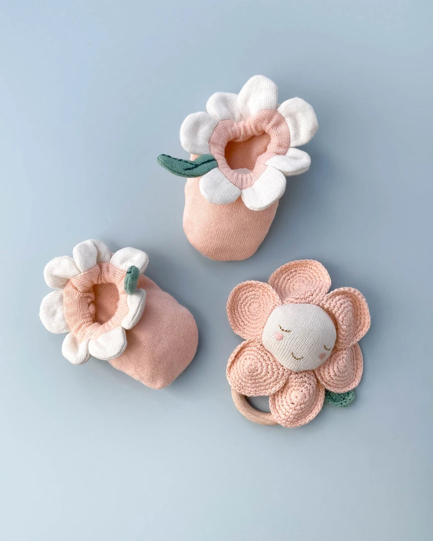 *New* Meri Meri Daisy Baby Booties & Rattle 3 *New* Meri Meri Daisy Baby Booties & Rattle