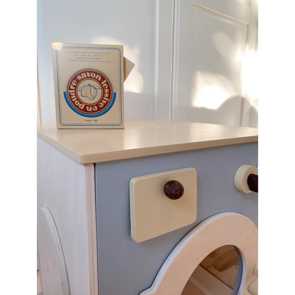 Konges Sløjd Wooden Washing Machine With Pretend Laundry Detergent *New* 7 Konges Sløjd Wooden Washing Machine With Pretend Laundry Detergent *New*